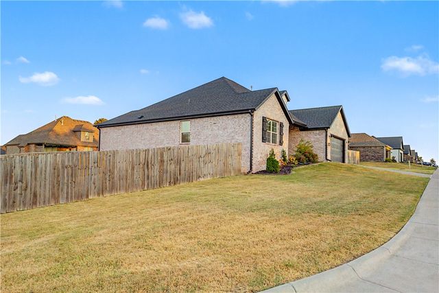 1650 N Quincy Avenue, Fayetteville, AR 72704