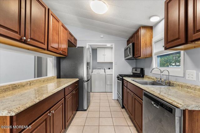 72 Deer Way, Englishtown, NJ 07726