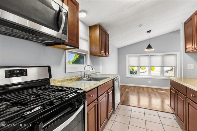 72 Deer Way, Englishtown, NJ 07726