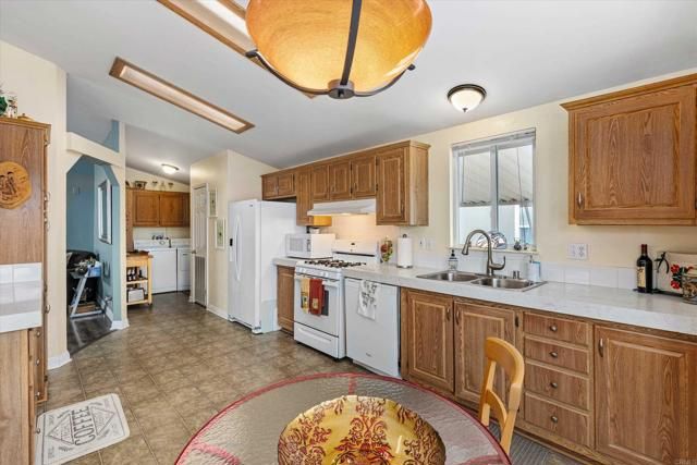 2280 E Valley Parkway 4, Escondido, CA 92027