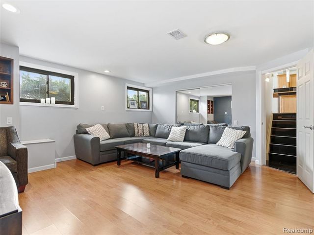 2743 Pall Mall Drive, Sterling Heights, MI 48310