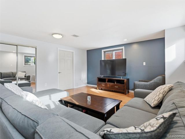 2743 Pall Mall Drive, Sterling Heights, MI 48310