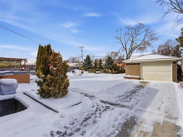 2743 Pall Mall Drive, Sterling Heights, MI 48310