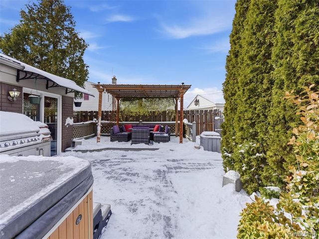 2743 Pall Mall Drive, Sterling Heights, MI 48310