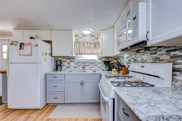 39107 HILLCREST DRIVE, Zephyrhills, FL 33542