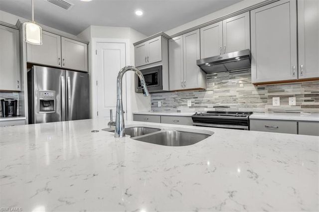 3032 Walnut Grove LN, Alva, FL 33920