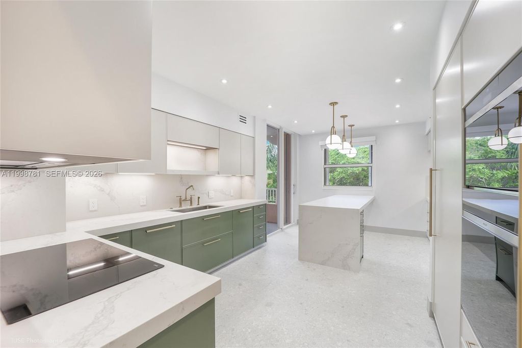 737 Crandon Blvd 301, Key Biscayne, FL 33149