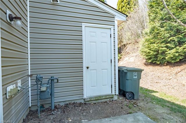 618 Grasswren Way, Greensboro, NC 27409