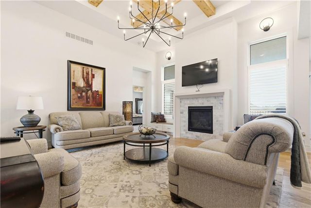 1121 SW Brookside Court, Lee's Summit, MO 64064