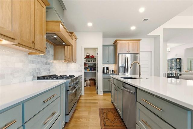 1121 SW Brookside Court, Lee's Summit, MO 64064