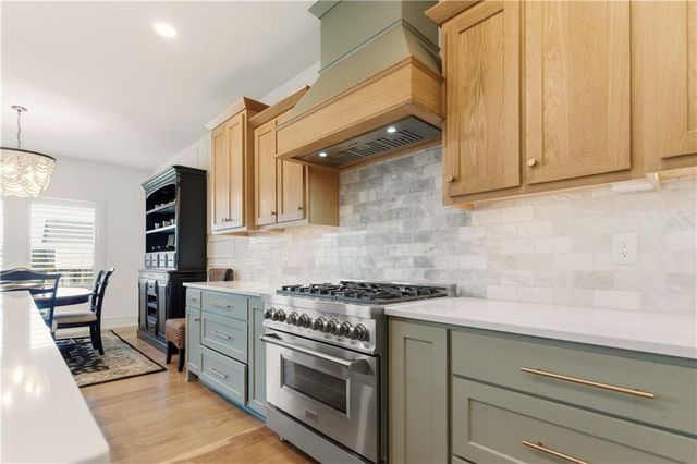 1121 SW Brookside Court, Lee's Summit, MO 64064