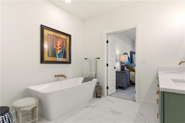 1121 SW Brookside Court, Lee's Summit, MO 64064