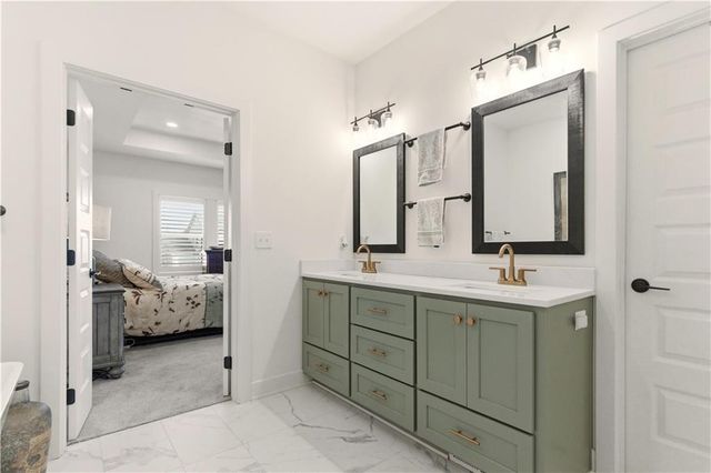 1121 SW Brookside Court, Lee's Summit, MO 64064