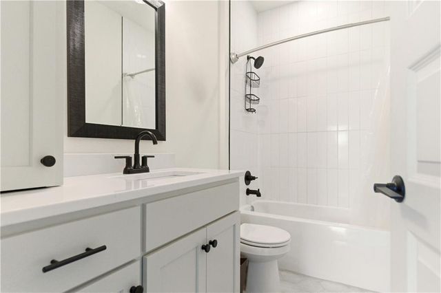 1121 SW Brookside Court, Lee's Summit, MO 64064