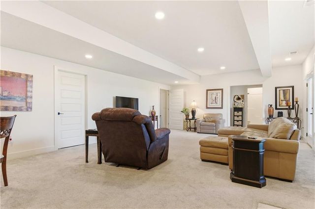 1121 SW Brookside Court, Lee's Summit, MO 64064