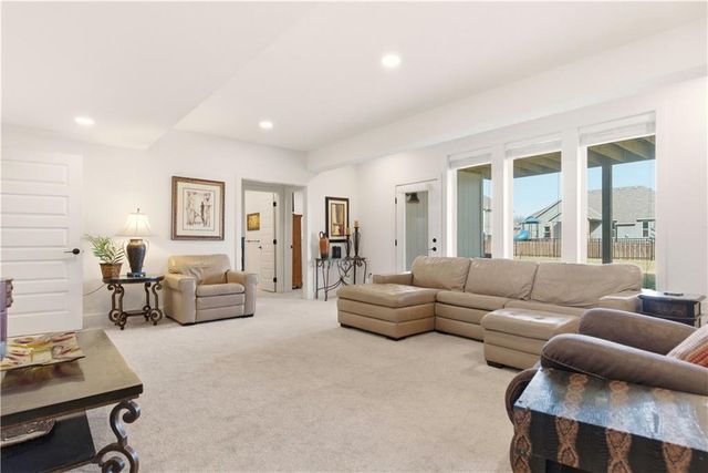 1121 SW Brookside Court, Lee's Summit, MO 64064