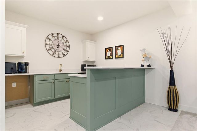 1121 SW Brookside Court, Lee's Summit, MO 64064