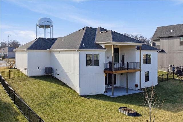 1121 SW Brookside Court, Lee's Summit, MO 64064