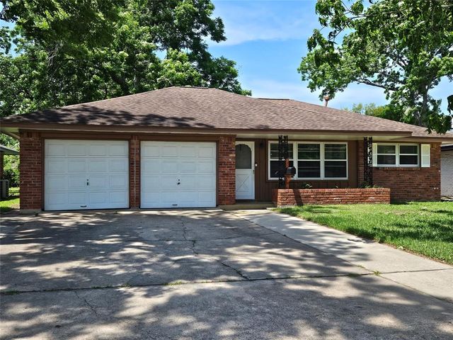 111 Carnation Street, Lake Jackson, TX 77566