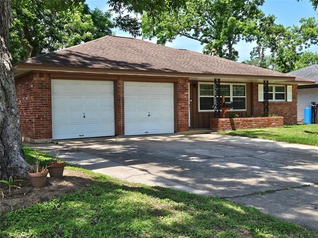 111 Carnation Street, Lake Jackson, TX 77566