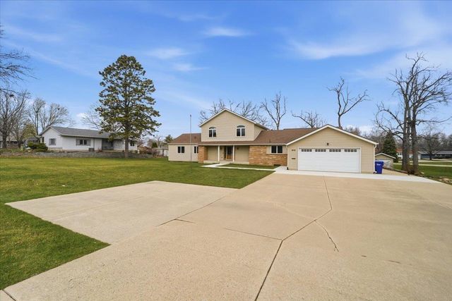 913 E Charles, Oelwein, IA 50662