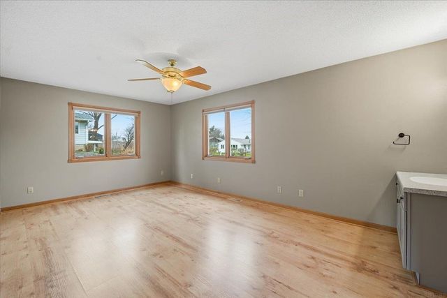 913 E Charles, Oelwein, IA 50662