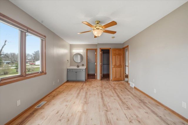 913 E Charles, Oelwein, IA 50662