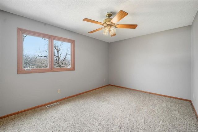 913 E Charles, Oelwein, IA 50662