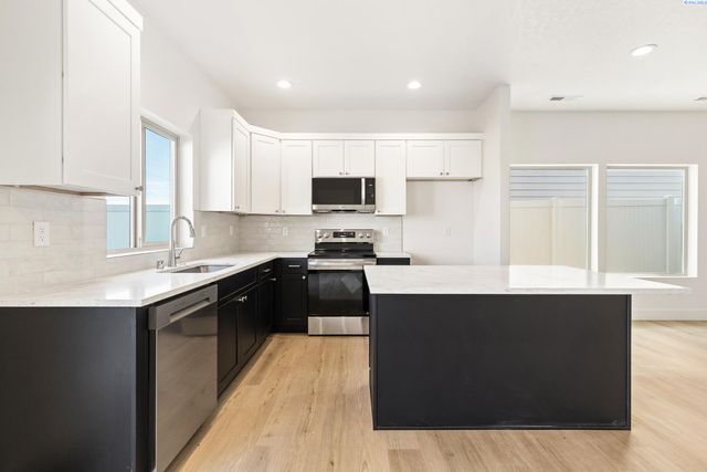 7480 Grapevine Ct, West Richland, WA 99353