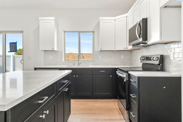 7480 Grapevine Ct, West Richland, WA 99353