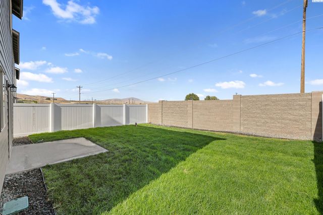 7480 Grapevine Ct, West Richland, WA 99353