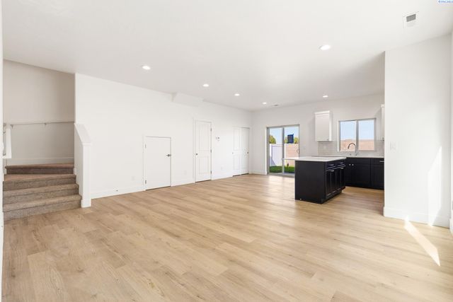 7480 Grapevine Ct, West Richland, WA 99353