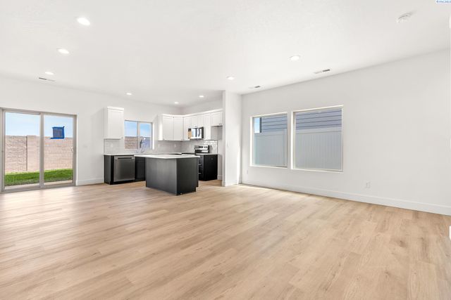 7480 Grapevine Ct, West Richland, WA 99353