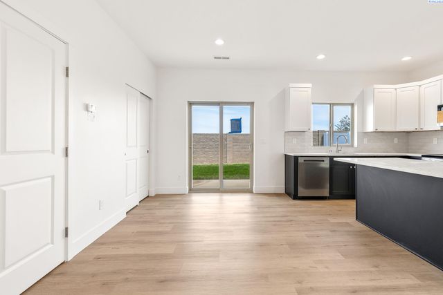 7480 Grapevine Ct, West Richland, WA 99353