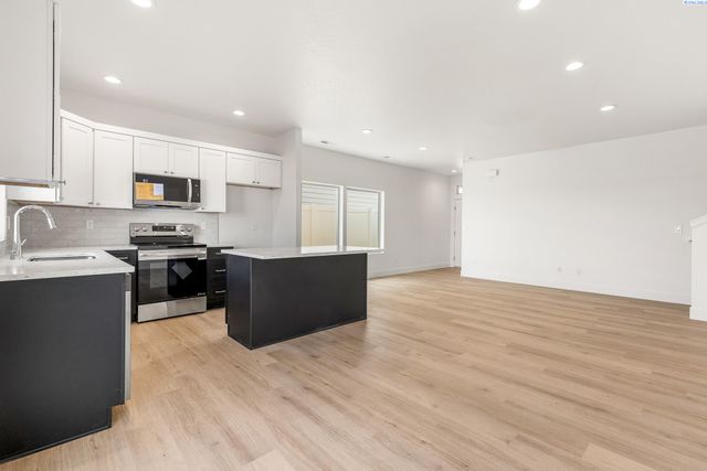 7480 Grapevine Ct, West Richland, WA 99353