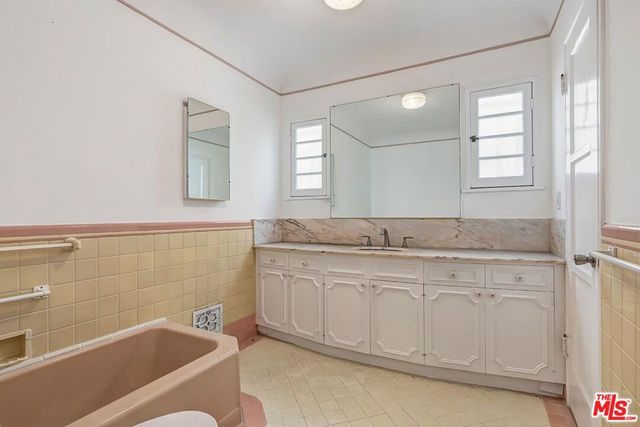 7932 Blackburn Avenue, Los Angeles, CA 90048