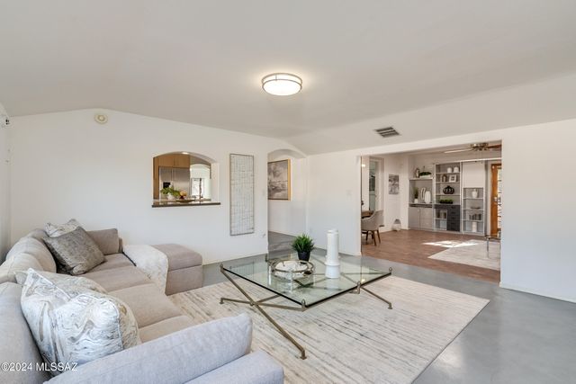 15 E Calle Corta, Tucson, AZ 85716