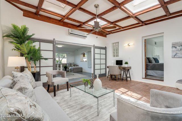 15 E Calle Corta, Tucson, AZ 85716