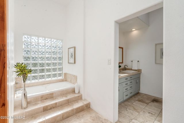 15 E Calle Corta, Tucson, AZ 85716