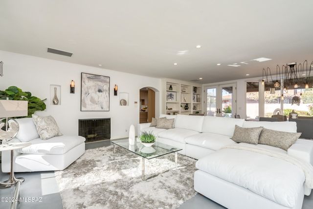 15 E Calle Corta, Tucson, AZ 85716