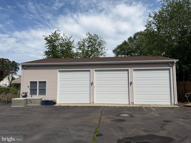 1491 KUSER, Hamilton Township, NJ 08619