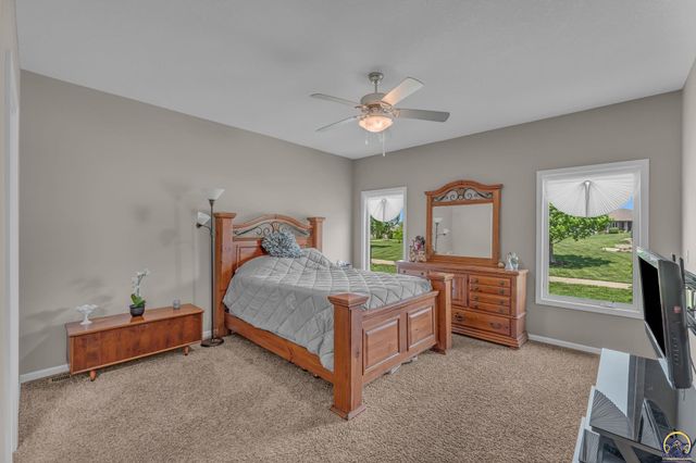3228 SE Blazing Star DR, Topeka, KS 66609