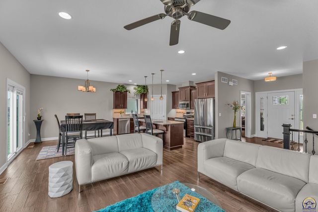 3228 SE Blazing Star DR, Topeka, KS 66609