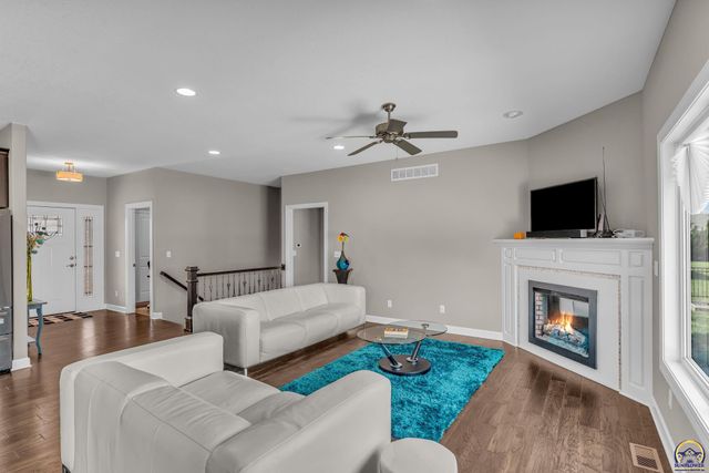 3228 SE Blazing Star DR, Topeka, KS 66609