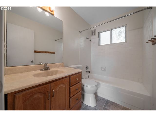 847 Sw BROADWAY Dr 32, Portland, OR 97201