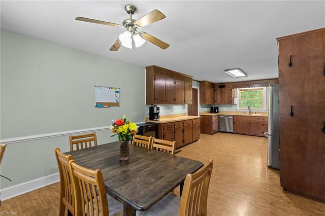 6141 Knotts Creek LN, Suffolk, VA 23435
