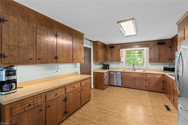 6141 Knotts Creek LN, Suffolk, VA 23435