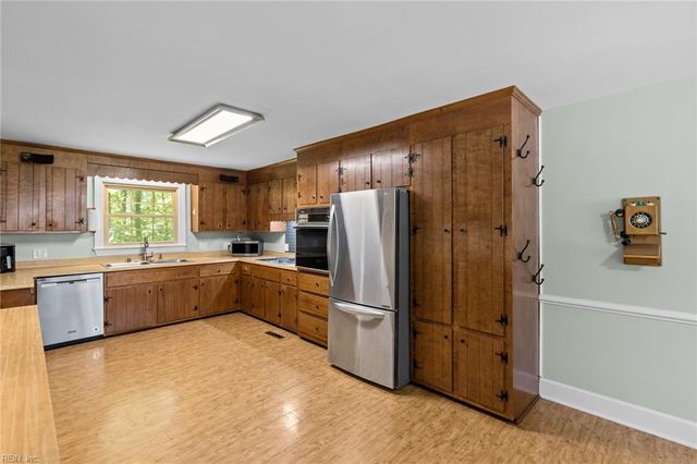 6141 Knotts Creek LN, Suffolk, VA 23435