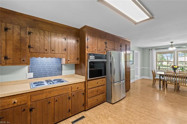 6141 Knotts Creek LN, Suffolk, VA 23435