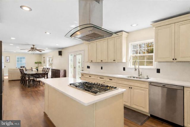 4101 ROBERTS RD, Fairfax, VA 22032